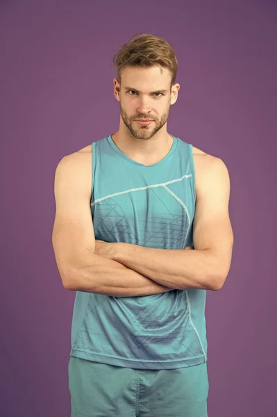 Proud to be strong. Man sporty outfit looks serious and strict with folded arms, violet background. Guy muscular body proud of his shape. Sportsman enjoy his muscular body proud of himself — Stock Photo, Image