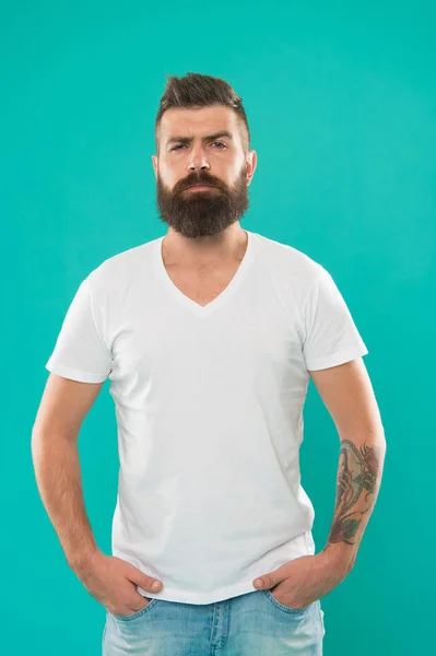 Adam hipster şık sakal turkuaz arka plan sakallı. Kuaför ipuçları sakal korumak. Şık sakal ve bıyık bakım. Hippi görünümü. Sakal şekillendirme sağlar. Sakal moda ve Kuaför kavramı — Stok fotoğraf