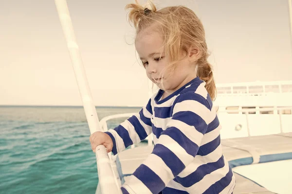 Rapazinho no mar. viagem marinha od menino. férias de verão de pequeno rapaz. menino elegante viajar por mar. Vamos embora comigo. . — Fotografia de Stock