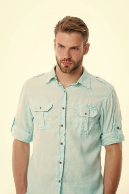 Sakallı ve sakalsız bir adam beyaz arka planda izole edilmiş. Mavi gömlekli moda adamı. Havalı bir şekilde. Kuaför ve berber salonu. Yakışıklı ve kendinden emin.