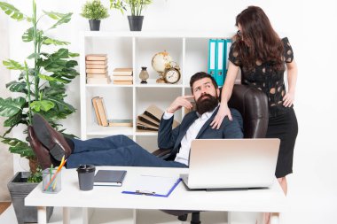 Masaj sunuyoruz. Adam hipster patron sit deri koltuk ofis iç sakallı. İşyerinde patron ve sekreter kız. İş ilişkileri. İş kavramı kişi ve personel. Tembel patron office