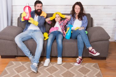 Ne zaman temiz olmak zorundadır. mutlu ve temiz. Aile temiz ev. Mutlu aile temizlik ürünleri tutun. Anne, baba ve mutlu kız evi temizliyorum. çalışma günü kutlu olsun. Bir sürü iş