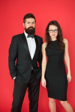 Adam smokin ve seksi kadın resmi birkaç. Sakallı adam ve resmi elbiseli kadın. birkaç aşk tarihte. iş görüşmesi. resmi moda bakmak. Teklifi veya nişan partisi. Mükemmel bakmak için kullanılan