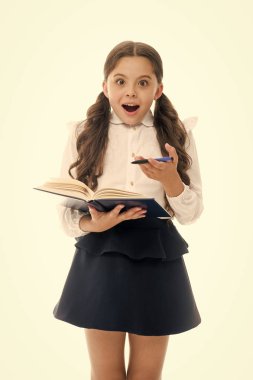 Şaşırmış kız öğrenci beyazlar içinde soyutlanmış görünüyor. Küçük çocuk elinde kalemle kitap tutuyor. Okula dönelim. Evde eğitim gördüm. Moda dehası. Bilgi toplama günü. Ne güzel bir sürpriz. İnanılmaz bir hikaye.