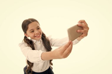 Selfie çılgınlığı. Mükemmel selfie. Küçük kız akıllı telefondan selfie çekiyor. Selfie çılgınlığı ve küçük kızın web günlüğü. çevrimiçi kal.