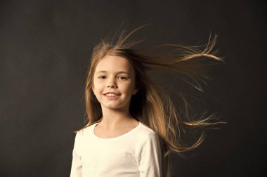 Doğal güzellik. Kız çocuk uzun saç siyah arka plan havada uçan. Doğal güzel sağlıklı saçlı çocuk. Hızlı ipuçları sağlıklı saçlar için. Büyüyen saç tavsiye. Son derece etkili ürün