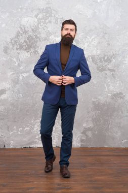 Modern iş adamı. Adam yakışıklı sakallı işadamı lüks resmi takım elbise giymek. Erkek giyim ve moda kavramı. Adam acımasız bir modeldir. İş insanlar moda stil. Office için resmi giyim
