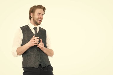 İşadamı ile cep telefonu kulaklık.