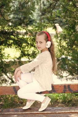 Müzik ses ve mp3. Yaz Park müzik dinle küçük kız. Çocuk müzik kulaklık açık keyfini çıkarın. Moda çocuk ve modern teknoloji. Yaz tatili ve eğlenceli