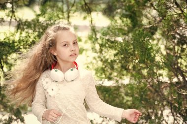 Çocuk dans müzik yaz Park. Küçük çocuk müzik kulaklık açık keyfini çıkarın. Kız dansçı ile uzun saç uçan. Melodi ses ve mp3. Yaz eğlence ve neşe