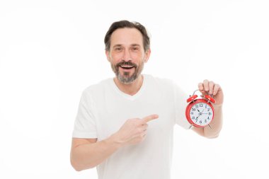 Tam zamanında. Sakallı adam olgun adam beyaz izole saat tutun. Sakallı adam saatin kaç olduğunu kontrol edin. Zaman yönetimi becerileri. Kişisel zamanlama ve günlük rejim. Çalar saat sabah saat