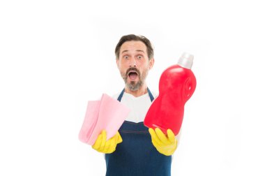 Lekeleri kurtulmak. Hile ve İpuçları Temizleme. Temizlik hizmeti ve ev görev. Oğlan lastik eldiven şişe sıvı sabun kimyasal temizlik maddesi. Sakallı adam temizlik ev. Temizleme kavramı