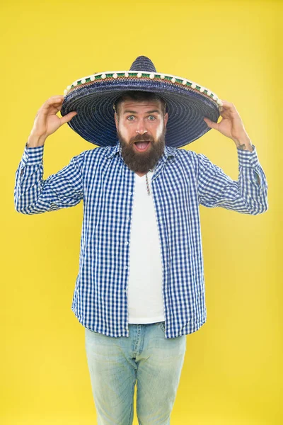 很高兴能超越他的服装。墨西哥男人穿着索布雷罗。墨西哥派对的传统时尚配饰。头戴墨西哥帽子的人在宽边帽的希普斯特。他爱上了墨西哥的风格 — 图库照片