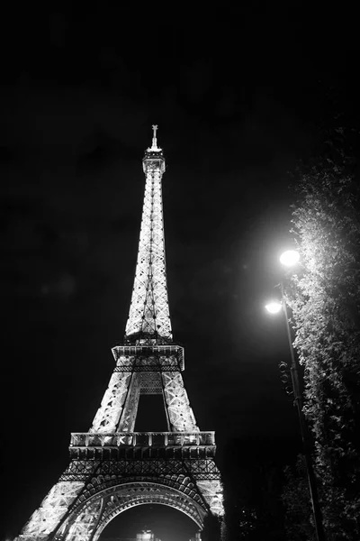 París, Francia - 23 de septiembre de 2017: Torre Eiffel de París. Torre Eiffel en iluminación artificial. Viajar a Francia. Explora los secretos del monumento más emblemático del mundo —  Fotos de Stock