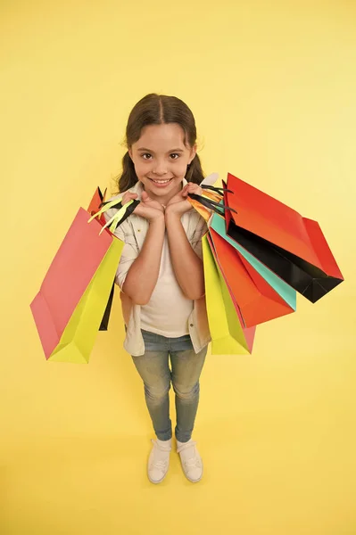 Venta. niña pequeña con bolsas de compras después de la venta. venta viernes negro. gran venta el lunes cibernético. —  Fotos de Stock