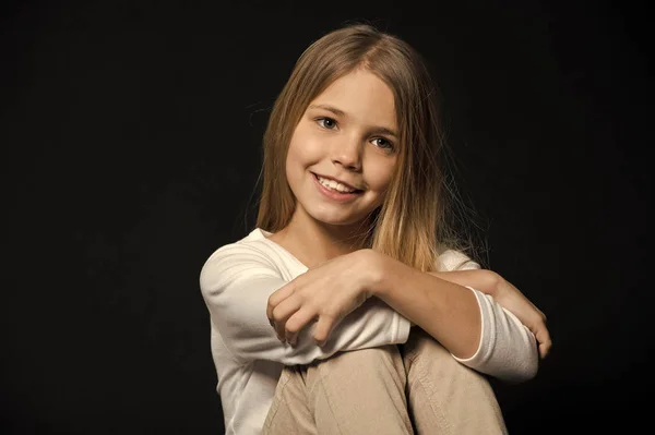 Schattig en verlegen. Meisje lang haar schattige lachende gezicht ontspannen, zwarte achtergrond. Het overwinnen van verlegenheid in eenvoudige stappen. Hoe te stoppen met het verlegen. Groeien van uw zelfvertrouwen en sterk. Leer hoe te vertrouwen — Stockfoto