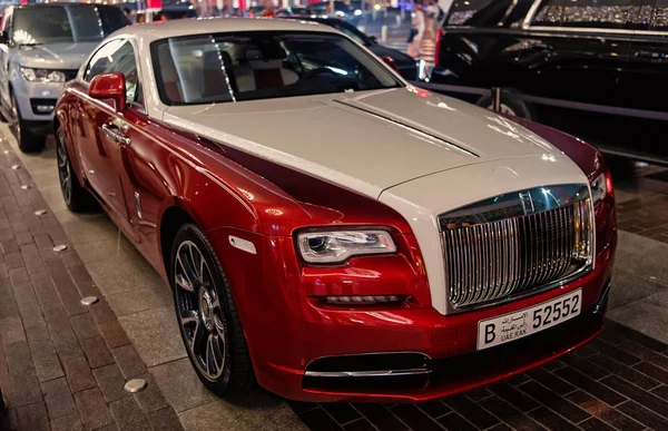 Luxusní auto Rolls Royce Wraith vedle nákupního centra Dubai mall — Stock fotografie