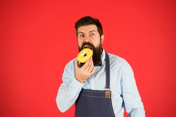 Calorie. Le chef a faim. Comptage de calories. Régime alimentaire et des aliments sains. gagner en calories. Homme barbu dans un tablier de chef. Chef au café. Calorie alimentaire. boulanger tenir beignet. Drôle de chef hipster. Uniquement pâtisserie fraîche — Photo