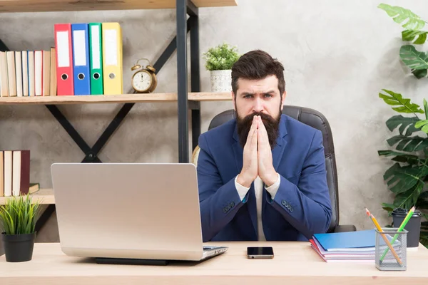 Concentrándose en la tarea principal. Hombre barbudo jefe sentarse oficina con portátil. Gerente resolviendo problemas de negocios. Empresario a cargo de soluciones empresariales. Desarrollar una estrategia empresarial. Negocio riesgoso — Foto de Stock