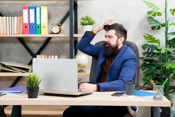Забув пароль. Чоловік бородатий бос менеджер сидить в офісі з ноутбуком. Менеджер з вирішення бізнес-проблем онлайн. Бізнесмен зазнав невдачі. Ризик-бізнес. Брокерські та фінансові показники. Падіння цін на акції — стокове фото