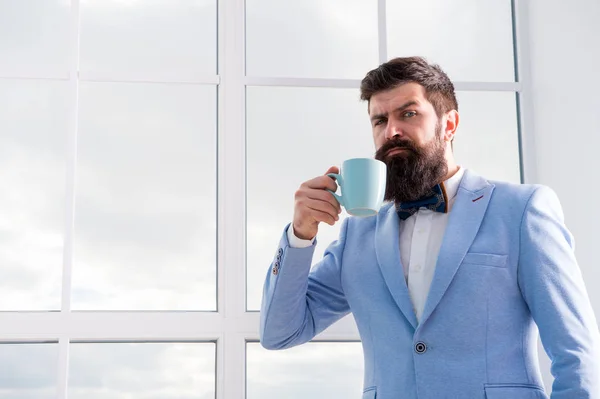 Zukunftschancen. Ein bärtiger Mann trinkt Kaffee. Geschäftsmann im formellen Outfit. modernes Leben. selbstbewusster Geschäftsmann am Fenster. zukünftigen Erfolg. Inspiration am Morgen. Kopierraum. Zukunft ist jetzt — Stockfoto