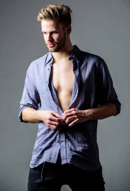 Özgür ve güvenli hissediyorum. Erkek moda güzellik. Seksi kas maço. Fitness diyet. Arzu ve günaha. Seksi çıplak gövde adamla altı paketi. Sporcu adam, saç bakımı. Spor sonra kas eğitmen