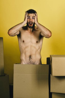 Maço kıl ve şok yüz tutan eller ile baş ile