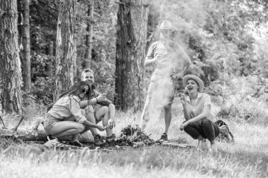 Hafta sonu orman faydaları. Kavurma Marshmallow popüler grup etkinliği şenlik ateşi etrafında. Şirket arkadaşlar Kavrulmuş Lokum Aperatif doğa arka plan hazırlamak. Gençlik kavurma Marshmallow piknik