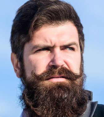 Her sakal tamamen benzersiz. Yüz saç sakal ve bıyık bakımı. Sakal moda trendi. Şık görünüm yatırım. Hızlı kalın sakal. Adam sakallı hippi giyim resmi elbise mavi gökyüzü arka plan