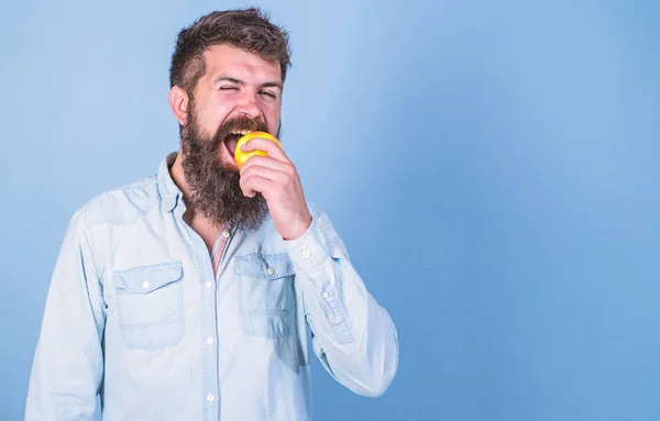 Maçãs fruta popular no mundo. Coma saudável. Comer maçã pode ajudar a baixar os níveis de açúcar no sangue e proteger contra a diabetes. Homem com barba hipster segurar mão de fruta de maçã. Factos nutricionais e benefícios para a saúde — Fotografia de Stock