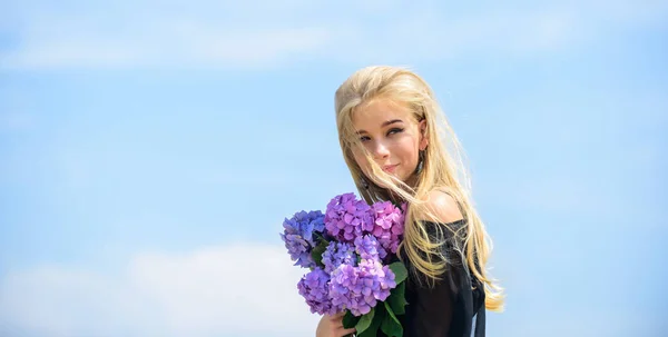 Buquê para namorada. Menina concurso modelo de moda segurar hortênsia flores buquê. Indústria da moda e beleza. Conheça a primavera com buquê fresco. Flores fragrância concurso. Celebre a primavera com o buquê — Fotografia de Stock