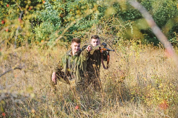 Gerçek erkekler kavramı için hobi. Avcılar doğa ortamında tüfeklerle. Avcılar gamekeepers hayvan veya kuş arıyorsunuz. Arkadaşlar hobi eğlence ile avcılık. Avcı arkadaş zevk eğlence alanında — Stok fotoğraf