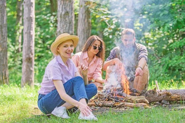 Spend great time on weekend. Company friends prepare roasted marshmallows snack nature background. Roasting marshmallows popular group activity around bonfire. Youth at picnic roasting marshmallows — Stock Photo, Image