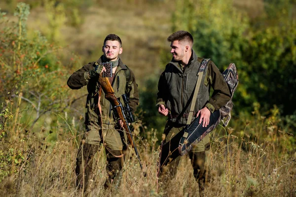 Fuerzas del ejército. Camuflaje. Uniforme militar. Habilidades de caza y equipo de armas. Cómo convertir la caza en hobby. Cazadores de hombres con rifle. Campamento de entrenamiento. Amistad de hombres cazadores. Descanso para hombres de verdad —  Fotos de Stock