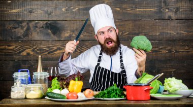 Yemek tarifi konsepti. Sakallı hippi adam taze sebze pişiriyor. Olabilecek en taze malzemeler. Şef yemek için taze organik sebze kullanır. Vejetaryen yemeği. Organik yiyecekler. Sadece taze malzemeler.