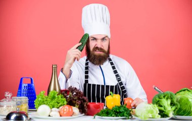 Hipster Şef şef vejetaryen kafe. Vejetaryen tarifi kavramı. Vejetaryen yaşam biçimi seçin. Adam şapka önlük tutun taze sebze yemek. Vejetaryen Restoran. Taze sebze bakkal satın