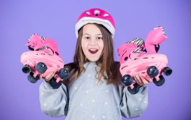 Roller buz pateni teen hobi. Neşeli genç pateni gidiyor. Sportif genç kız. Kız cute teen giyim kask ve tekerlekli paten Menekşe arka plan üzerinde. Macera için ileri. Etkin boş ve yaşam tarzı
