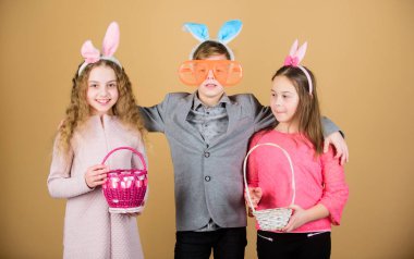 Yumurta avlamak için hazır. Grup Aksesuar kutlamak Paskalya bunny kulaklar çocuklar. Çocuklar küçük sepet ile Paskalya yumurtası avına hazır. Paskalya etkinliği ve eğlenceli. Paskalya gününde birlikte eğleniyor arkadaşlar