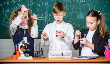 Çalışınca. Laboratuvar mikroskop. çocuk günü. Kimya mikroskop. öğrencileri Biyoloji deneyleri mikroskopla yapıyor. Öğrenme kimya okul laboratuarında ufak çocuklar. Küçük çocuklar Laboratuvarı