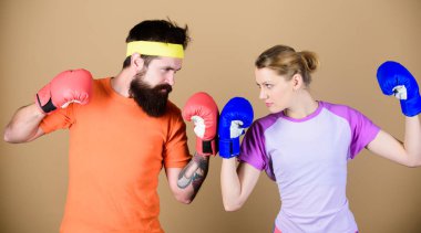 İki kız ve boks pratik hippi. Herkes için spor. Amatör Boks kulübü. Eşit olanaklar. Güç ve güç. Erkek ve kadın boks eldivenleri. Aile savaş. Boks spor kavramı