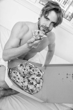Gastronomik memnuniyeti. Adam sakallı yakışıklı pizza yemek. Adam pizza kahvaltı. Adam çıplak pizza kutusu sit yatak yatak odası teklif ona eşlik kaplı. Gastronomik memnuniyeti seksi Kurye teslim eder