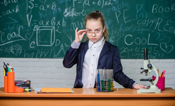 Observeren van chemische reacties. Chemische reactie veel spannender dan theorie. Meisje werken chemische experiment. Pedagogisch experiment. Natuurwetenschappen. Biologie en scheikunde lessen. Schoolklassen — Stockfoto