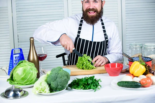 Vass kniv hugga vegetabilisk. Förbereda ingrediens för matlagning. Enligt receptet. Användbart för betydande mängd tillagningsmetoder. Grundläggande matlagningsprocesserna. Mannen mästerkock eller amatör matlagning mat — Stockfoto