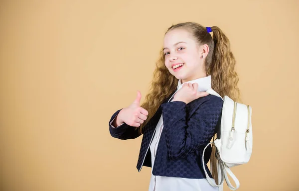 Dar os polegares para o seu novo estilo. Menina com cabelo loiro longo em estilo de moda. Menina pequena com aparência de moda. Menina da moda. Criança elegante. Bonito modelo de moda pouco, espaço de cópia — Fotografia de Stock