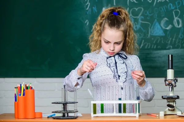 Anak kecil belajar kimia di lab. Anak yang bahagia. Pelajaran kimia. siswa melakukan percobaan biologi dengan mikroskop di laboratorium. Pendidikan kimia. Peralatan kimia. Percaya diri pada penelitiannya — Stok Foto