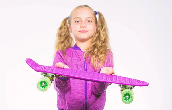 子供のための最高の贈り物。子供の長い髪は、ペニーのボードを運ぶ。毎日スケーターのプラスチック スケート ボード。子供は、ペニーのボードを保持します。彼女の夢のペニー ボード。偉大に見える、偉大な乗り物もスケート ボードを選択します。 — ストック写真