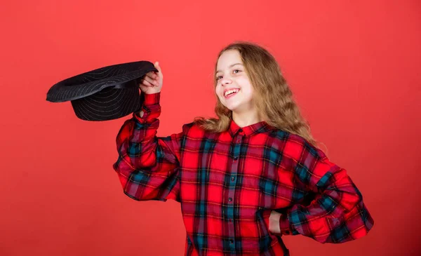 Las clases de actuación guían a los niños a través de una amplia variedad de géneros. Desarrollar el talento en la carrera. Niña artística niño practicando habilidades de actuación con sombrero negro. Entra en la academia de actuación. Escuela de actuación para niños — Foto de Stock