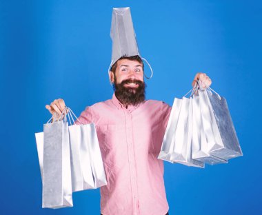 Toplam satış konsepti. Adam çok alışveriş torbaları ile sakallı hippi. İndirim karşı koyamadım. Üstünde siyah Cuma alışveriş. Mutlu grup kağıt torbalar ile alışveriş. Karlı bir anlaşma. Alışveriş bağımlısı tüketici