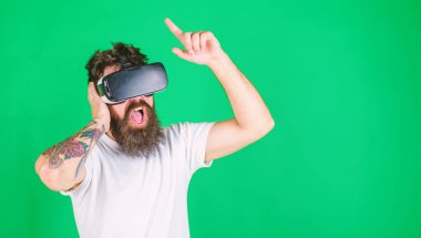 Acımasız adam trendy sakal ve bıyık rock konseri video izlerken. Sakallı adam Vr müzikal performans zevk gözlük, müzik konsepti. Boyunca en sevdiğiniz şarkı için şarkı hipster sakallı