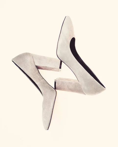 Обувь из серой замши на белом фоне, изолированная. Концепция женской обуви. Обувь для женщин с толстыми каблуками, вид сверху. Пара модных туфель на высоком каблуке — стоковое фото